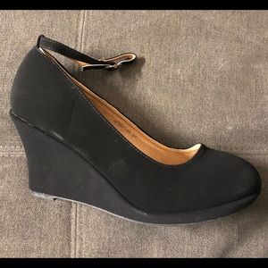 Black wedges